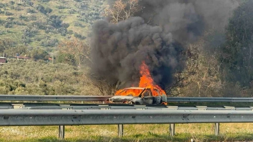 Otoyolda yanan araç hurdaya döndü
