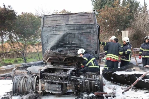 Otoyolda yanan tanker söndürüldü
