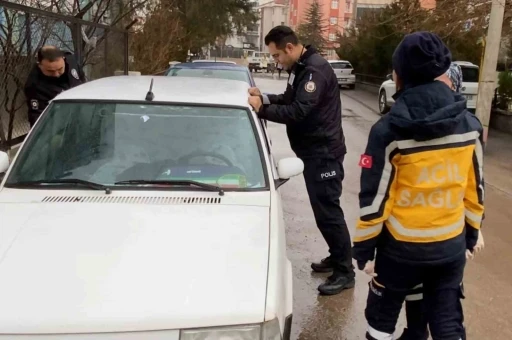 Öyle derin uyumuş ki polis sallayarak uyandırdı
