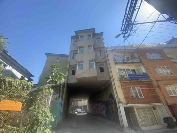 (Özel) Altından tünel gibi yol geçen apartman Karadeniz’i andırıyor
