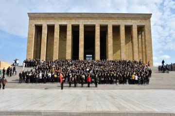 Özel Arı Okulları kuruluşunun 40. yılı nedeniyle Ata’nın huzurunda
