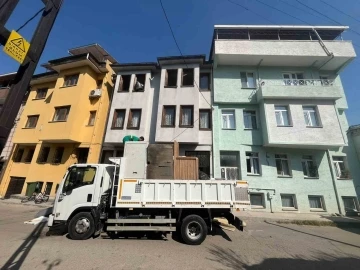 (Özel) Bursa’da bir apartmandan 5 kamyon çöp çıktı
