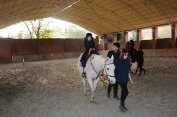 Özel çocuklar, doğayı yürüyüp at binerek sonbaharı tanıdı
