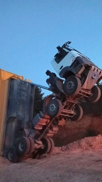 (ÖZEL) Damperli kamyon şaha kalktı, mahsur kalan sürücüyü itfaiye ekipleri kurtardı
