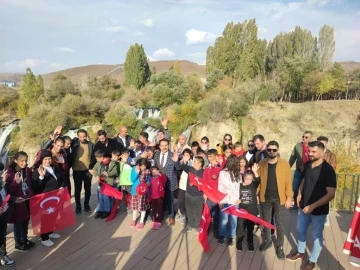 Özel eğitim öğrencileri Muradiye Şelalesi’nde eğlendi
