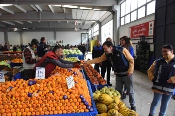 Özel gençler ve zabıta görevlileri pazar alanında denetim yaptı
