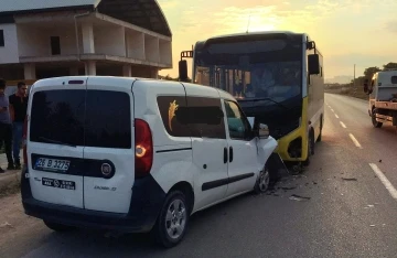 Özel halk otobüsü ile hafif ticari araç kafa kafaya çarpıştı: 1 ölü
