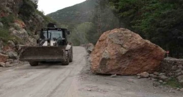 (Özel) Hatay’da deprem tonlarca ağırlığındaki kayaları yerinden böyle koparmış