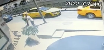 (Özel) İstanbulda kadına kapkaç anları kamerada: Şahsı kovalarken yere düştü
