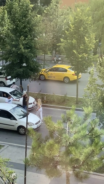 (Özel) İstanbul’da trafikte sopalı maganda dehşeti kamerada
