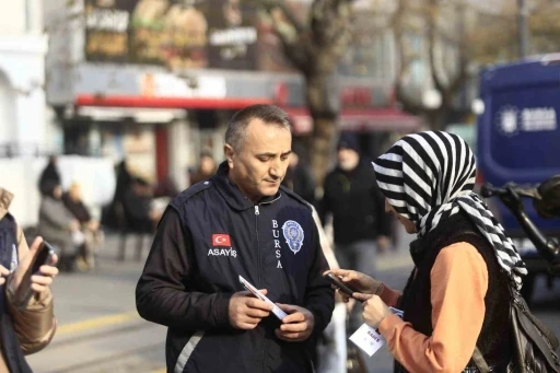 (Özel) Kadınları tek tek durdurup o uygulamayı yüklettiler
