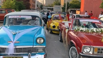 (ÖZEL) Klasik otomobillerle nostaljik düğün konvoyu
