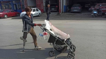 (ÖZEL) Tek ayak üzerinde çalışarak aile bütçesine destek oluyor
