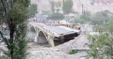 Pakistan’da selde köprü yıkıldı

