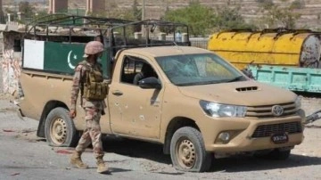 Pakistan'daki çatışmada 3 asker öldü