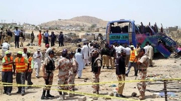 Pakistan'daki otobüs kazasında 12 kişi öldü