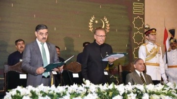 Pakistan'ın yeni Başbakanı Kakar yemin etti