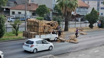 Paletler yola saçıldı, faciadan dönüldü
