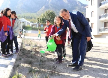 Pamukkale Belediyesi 11 bin 11 fidanı toprakla buluşturdu
