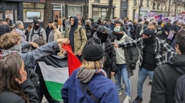 Paris'te 8 Mart Gösterisinde İsrail ve Filistin Destekçileri Arasında Kavga Çıktı
