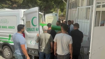 Park halindeki araca çarpan motosikletli genç hayatını kaybetti
