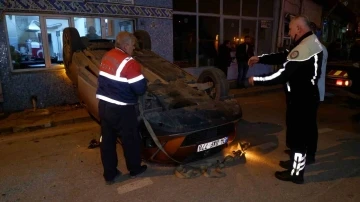 Park halindeki araca çarpan otomobil devrildi: O anlar kamerada
