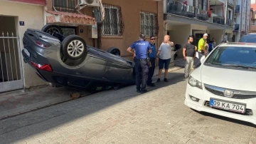 Park halindeki araca çarpan otomobil ters döndü: 1 yaralı
