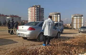 Park halindeki araçta ceset bulundu
