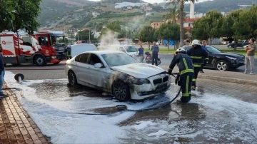 Park halindeki lüks otomobil yandı
