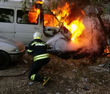 Park halindeki minibüs küle döndü
