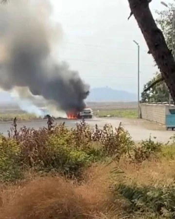 Park halindeki otomobil alev alev yandı
