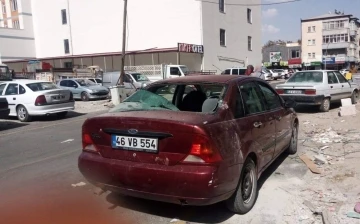 Park halindeki otomobilin üstüne inşaattan kalas düştü
