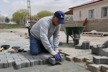 Parke yol bakım onarım çalışmaları devam ediyor
