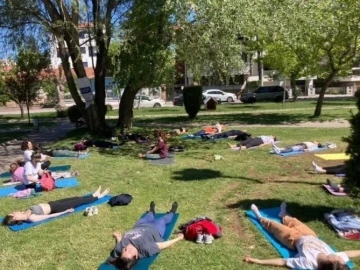 Parkta düzenlenen ücretsiz yoga etkinliği yoğun ilgi gördü
