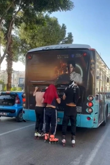 Patenli gençler, halk otobüsünün arkasına tutunup ilerledi 