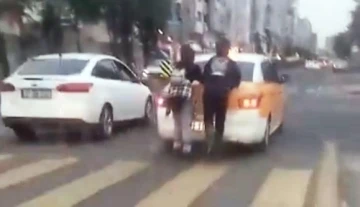 Patenli gençler yoğun trafikte tehlikeye davetiye çıkardı
