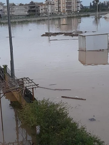 Patlayan şebeke borusu mahalleyi su altında bıraktı