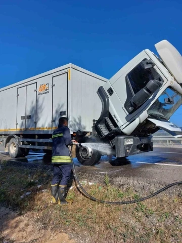 Patlayıcı yüklü kamyonun motor kısmı alev aldı, faciadan dönüldü
