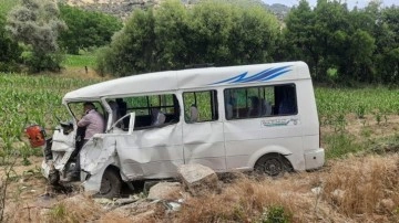 Pazar dönüşü minibüs tarlaya yuvarlandı: 1 ölü, 3 yaralı