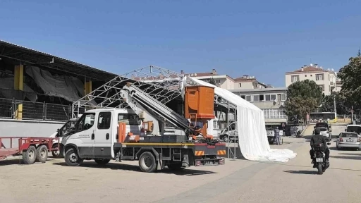 Pazar yerine branda kurarken 5 metre yükseklikten düştü, ağır yaralandı
