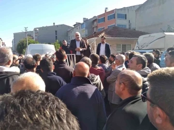 Pazar yerleri değiştirilen pazarcılar belediyeyi protesto etti
