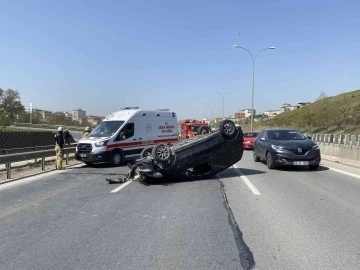 Pendik’de refüje çarpan otomobil takla attı: 1 yaralı
