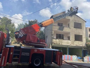 Pendik’te 2 katlı metruk binanın çatısı alevlere teslim oldu
