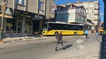 Pendik’te İETT otobüsü kuaför dükkanına daldı: 6 yaralı
