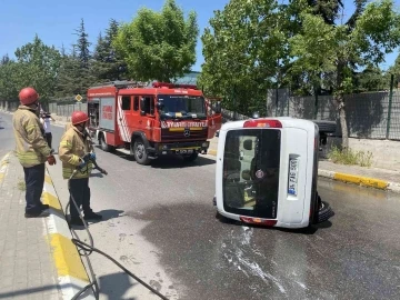 Pendik’te lüks otomobilin çarptığı ticari araç yan yattı: 1 yaralı
