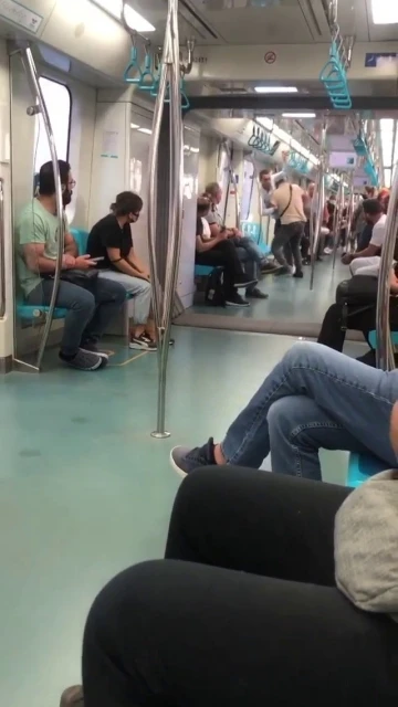 Pendik’te Marmaray’da güreşir gibi kavga ettiler
