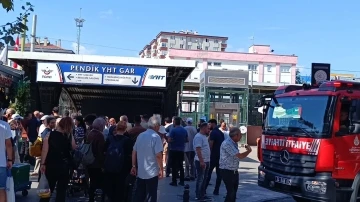 Pendik’te Marmaray durağında yangın çıktı, alt geçit önünde kalabalık oluştu
