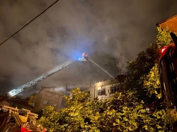 Pendik’te metruk binada çıkan yangın yandaki binaya sirayet etti
