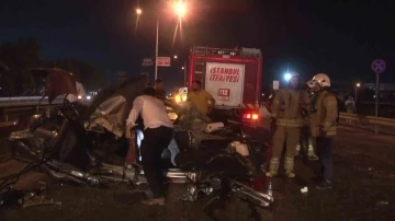 Pendik’te otomobil yolda duran tıra çarptı: 2 yaralı
