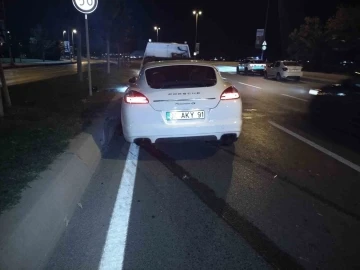 Pendik’te otomobilin çarptığı motosiklet, kontrolden çıkarak park halindeki araca çarptı: 1 yaralı
